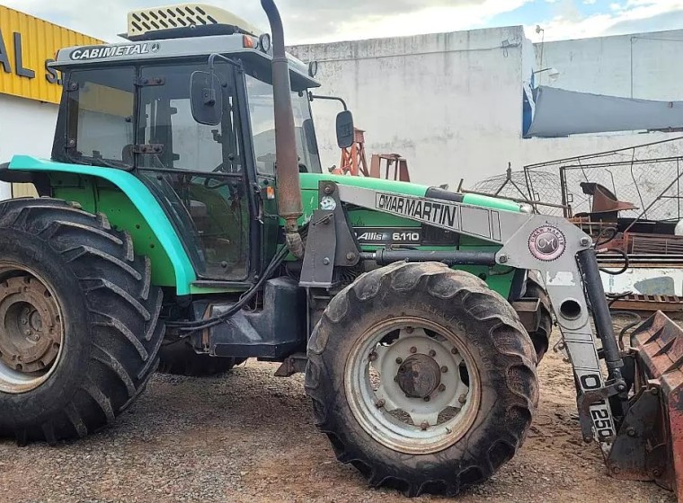 Tractor Agco Allis 6.110 con pala, año 2011
