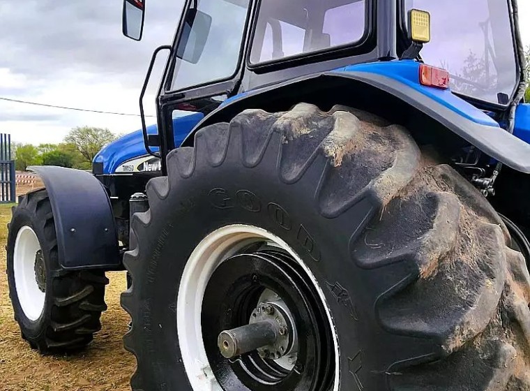 Tractor New Holland TM 150, año 2005