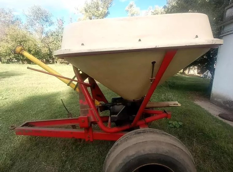 Fertilizadora Tanzi GL 1002 T, año 2000