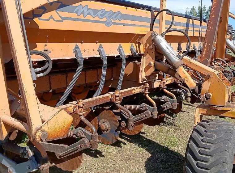 Sembradora Agrometal TX Mega 1352, año 2004