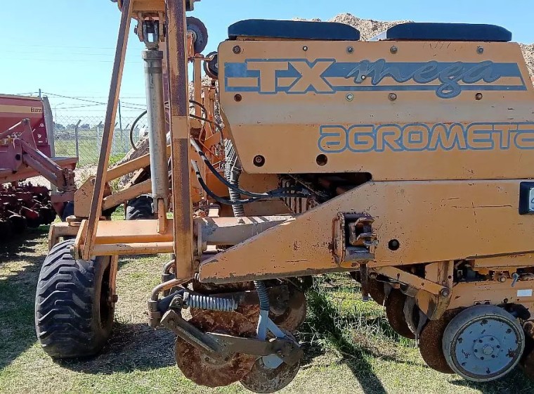 Sembradora Agrometal TX Mega 1352, año 2004