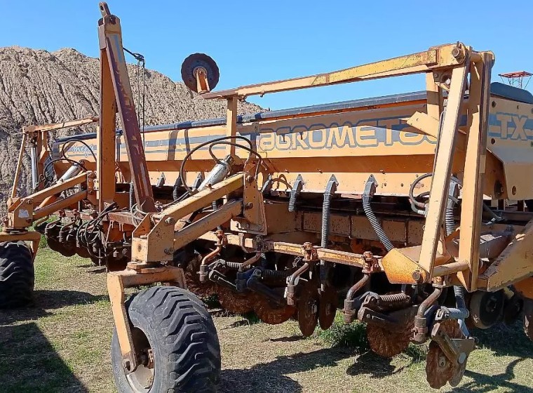 Sembradora Agrometal TX Mega 1352, año 2004