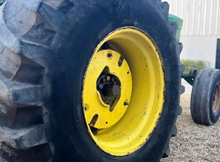 Tractor John Deere 2420, año 1980