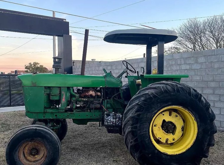Tractor John Deere 2420, año 1980