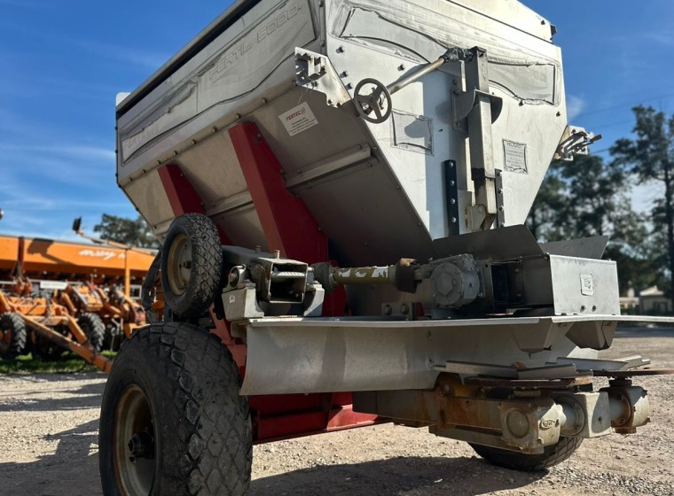 Fertilizadora Fertec Fertil 3000, año 1
