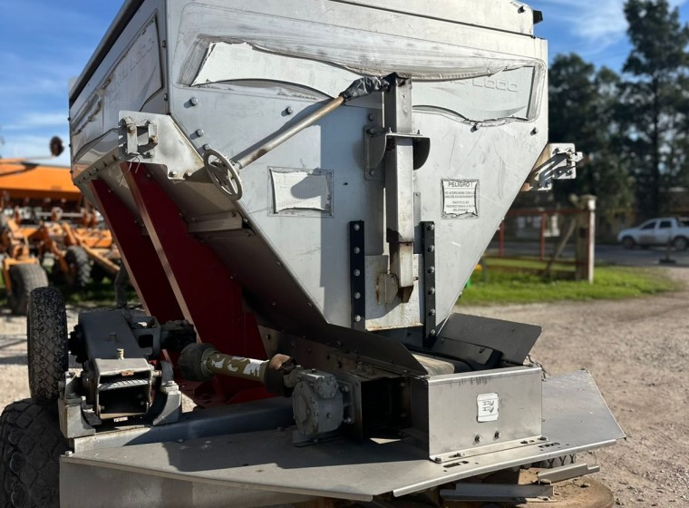 Fertilizadora Fertec Fertil 3000, año 1
