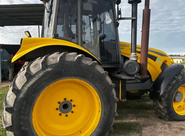 Tractor Pauny Audaz 2200, año 1