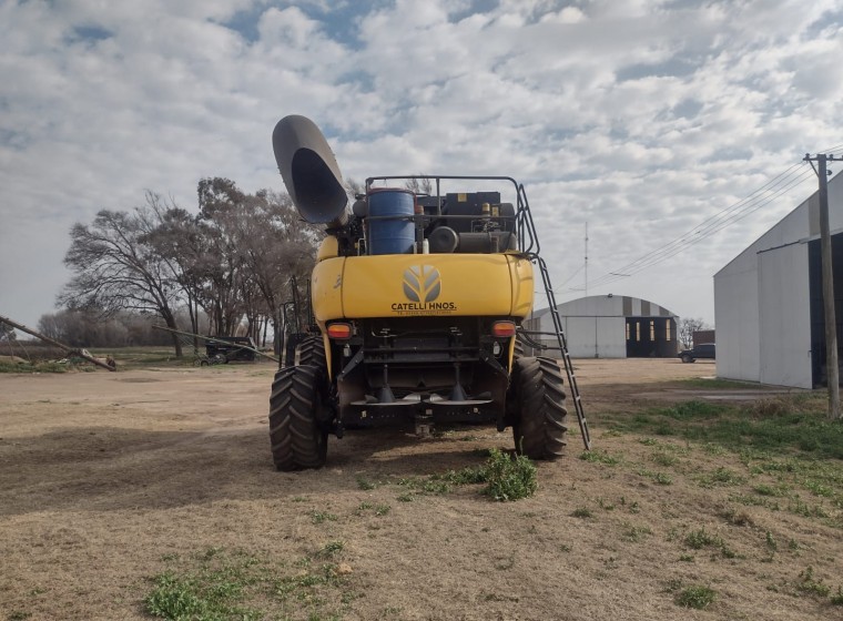 Cosechadora New Holland CR 6.80, año 2019