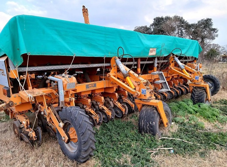 Sembradora Agrometal TX Mega 1642/1352, año 2011