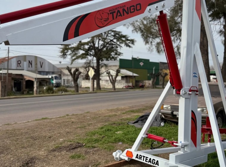 Grúa hidráulica Industrias Tango 3 movimientos, año 0