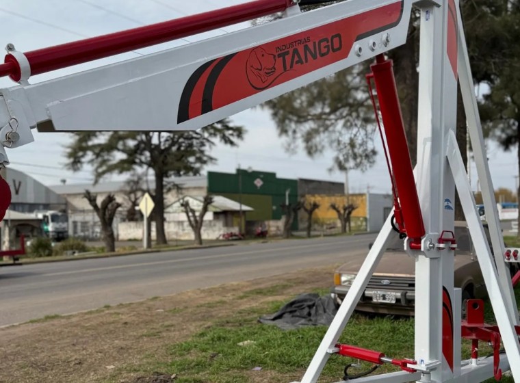 Grúa hidráulica Industrias Tango 3 movimientos, año 0