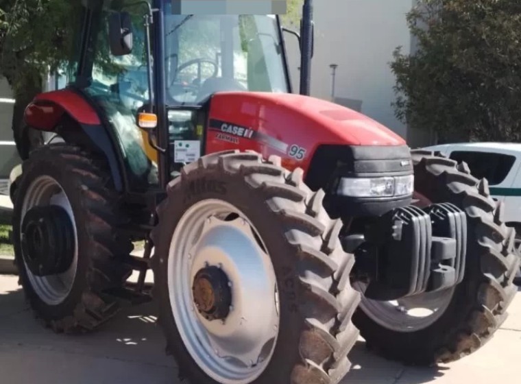 Tractor Case Farmall 100 JX, año 2025