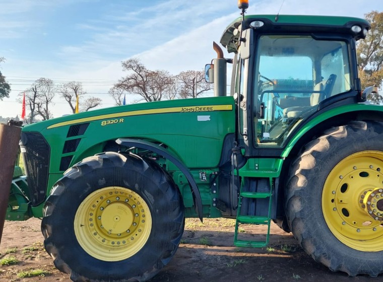 Tractor John Deere 8320, año 2011