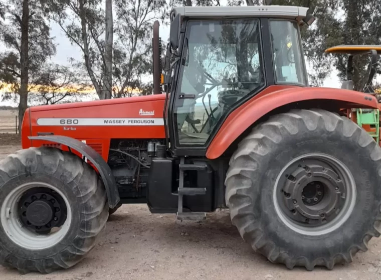Tractor Massey Ferguson 680, año 2006