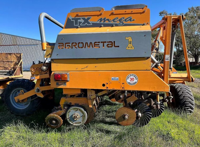 Sembradora Agrometal TX Mega 1935, año 2012