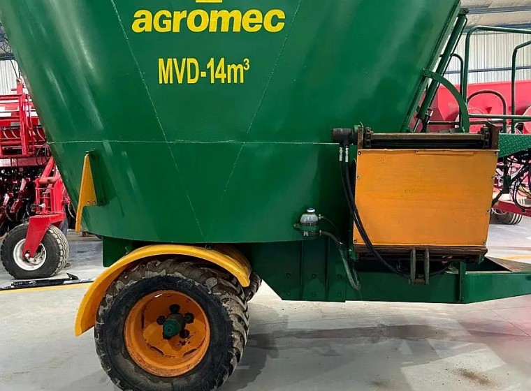 Mixer Agromec MVD-14m3, año 2014