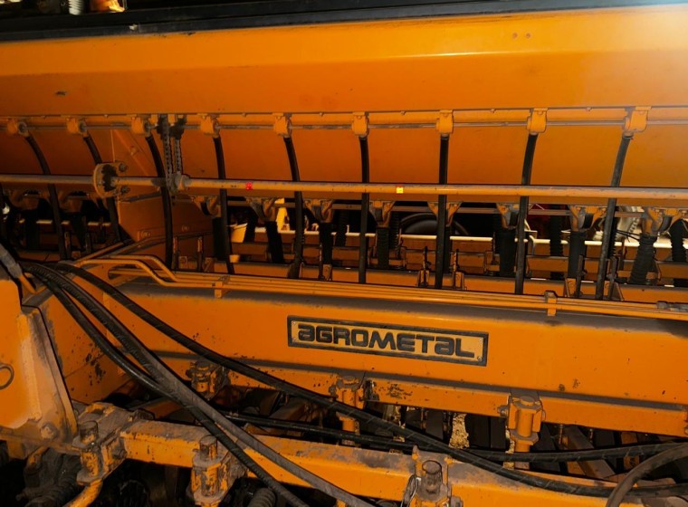 Sembradora Agrometal GXD 3321, año 1998