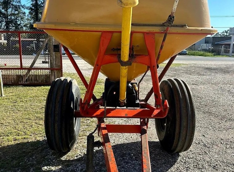 Fertilizadora Tanzi 1500 lts, año 1