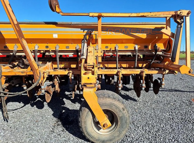 Sembradora Agrometal TX Mega 1352, año 2005
