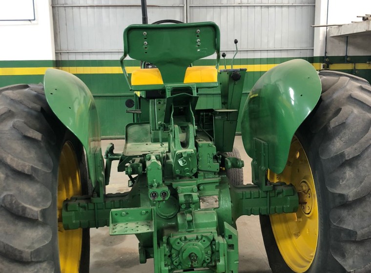 Tractor John Deere 2420, año 1