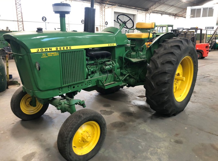 Tractor John Deere 2420, año 1