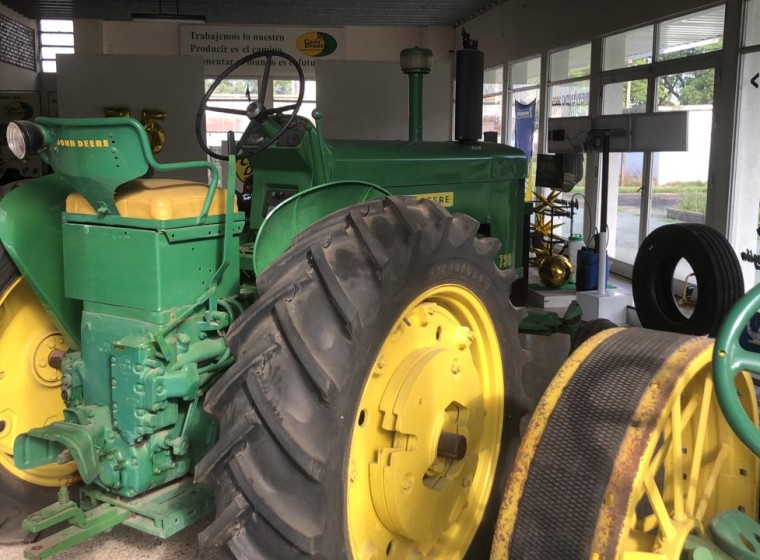 Tractor John Deere 730, año 1