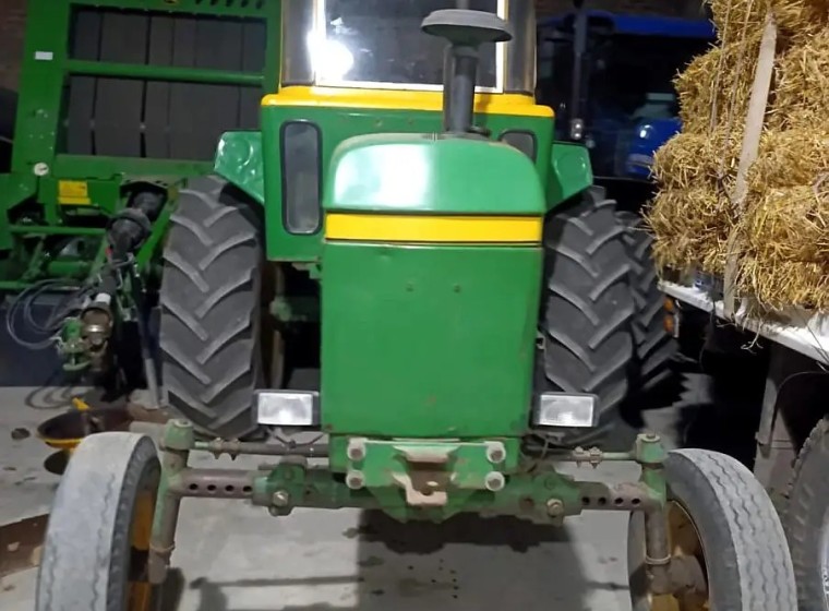 Tractor John Deere 3330, año 1985