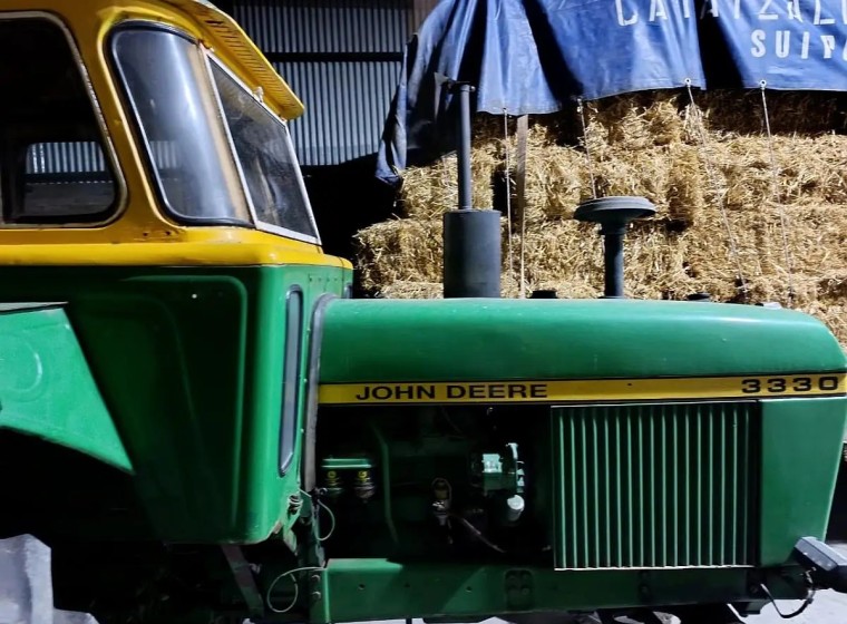 Tractor John Deere 3330, año 1985