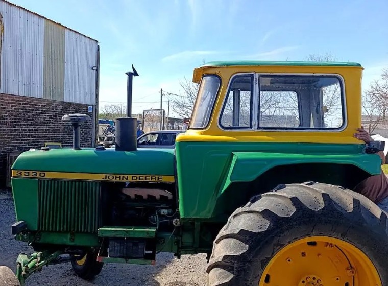 Tractor John Deere 3330, año 1985