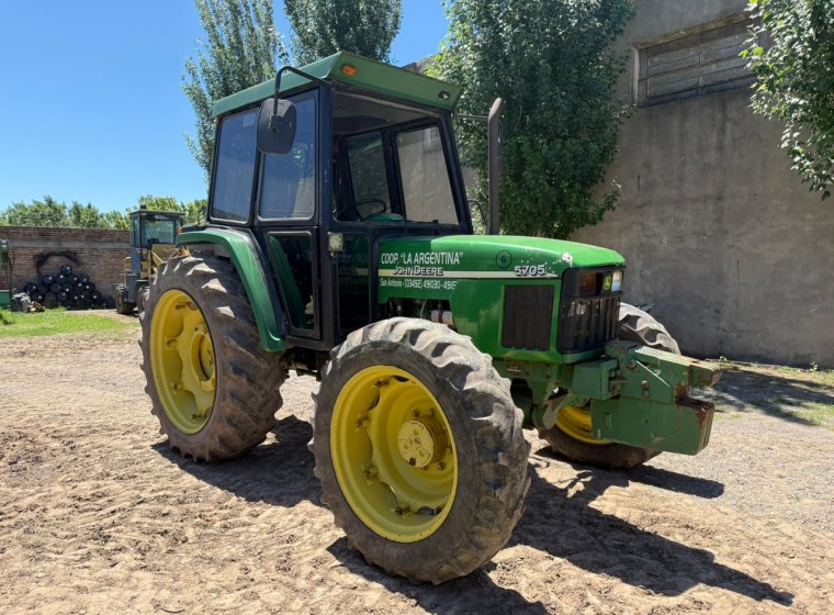 Tractor John Deere 5705, año 2004