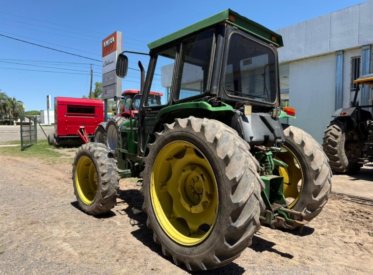 Tractor John Deere 5705, año 2004