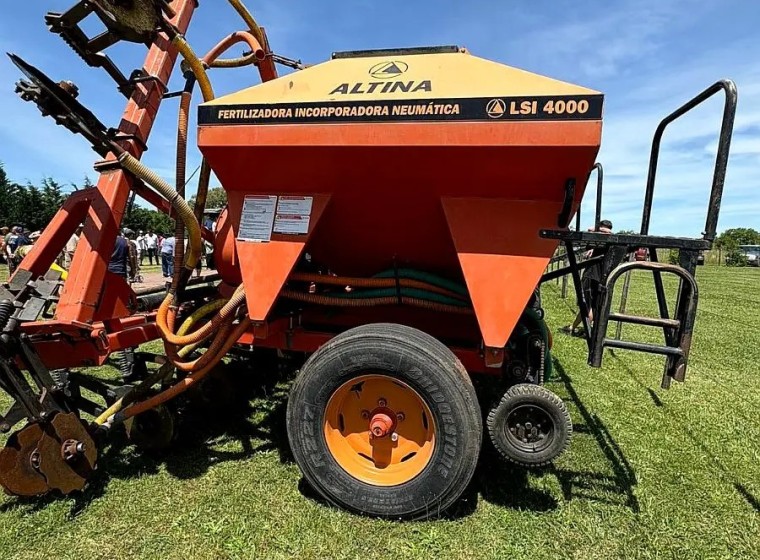 Fertilizadora Altina LSI4000, año 2013