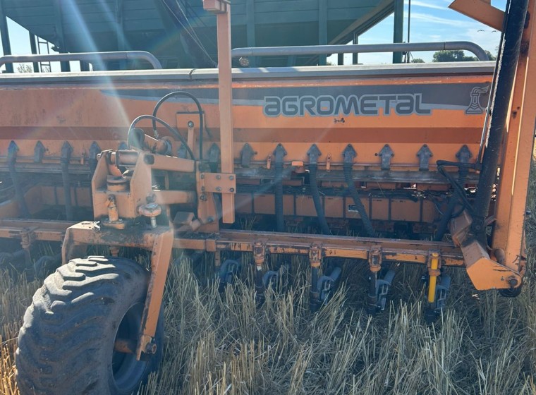 Sembradora Agrometal TX Mega 2235, año 2006