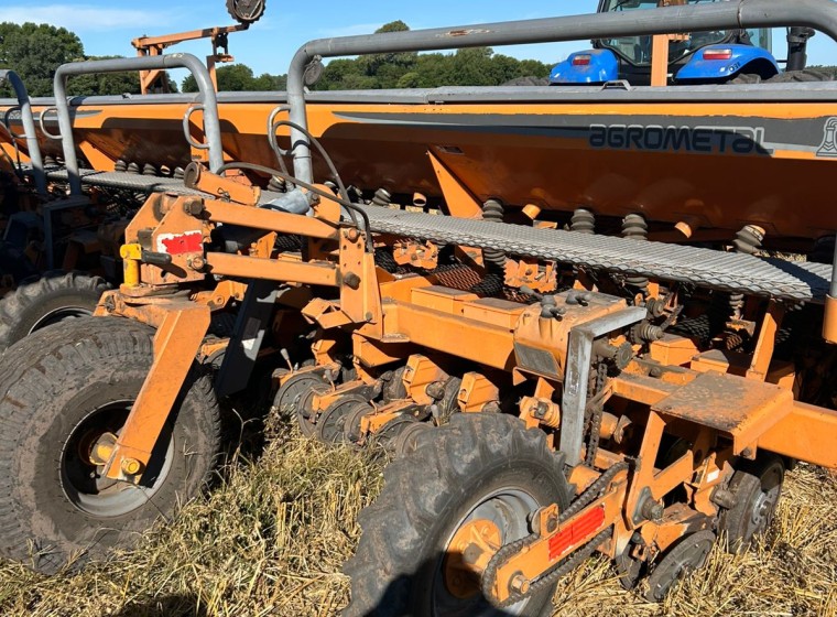 Sembradora Agrometal TX Mega 2235, año 2006