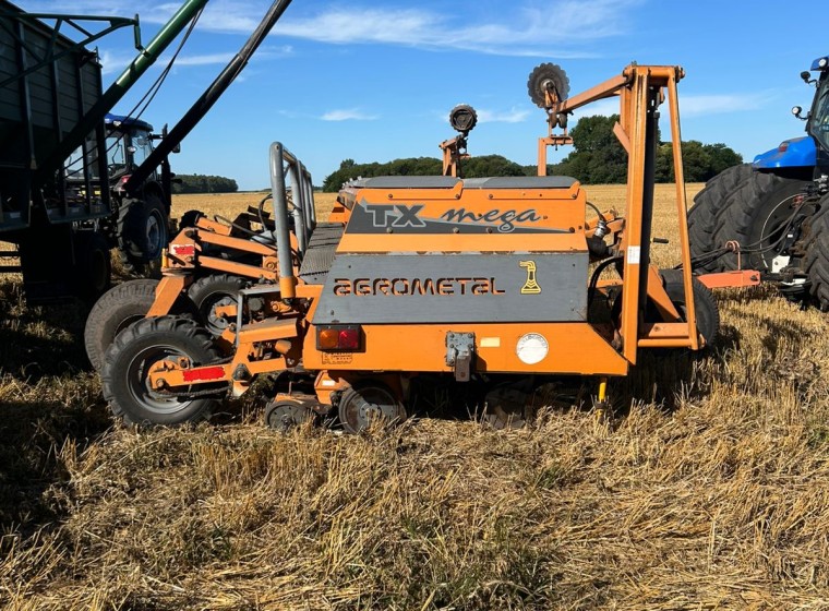 Sembradora Agrometal TX Mega 2235, año 2006
