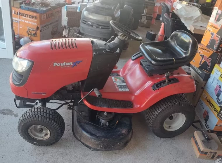 Tractor Poulan XT, año 2020