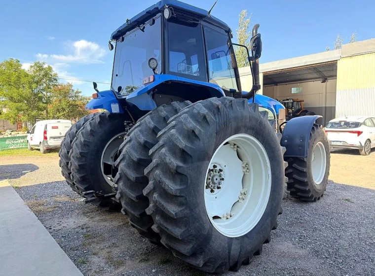Tractor New Holland TM7020, año 2012