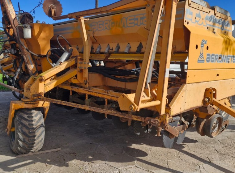 Sembradora Agrometal TX Mega 1352, año 2006