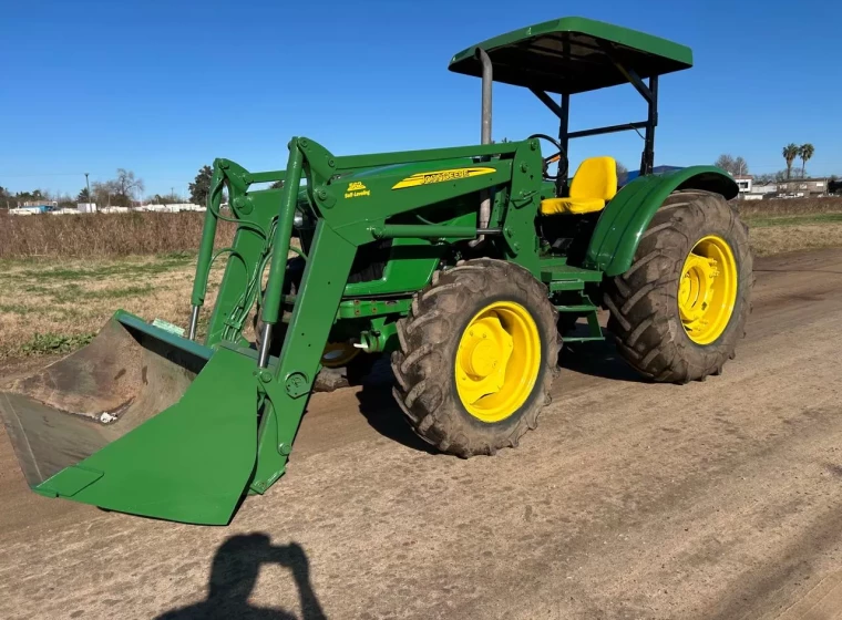 Tractor John Deere 5090, año 2015