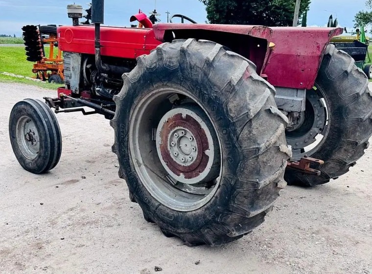 Tractor Massey Ferguson 1078, año 1