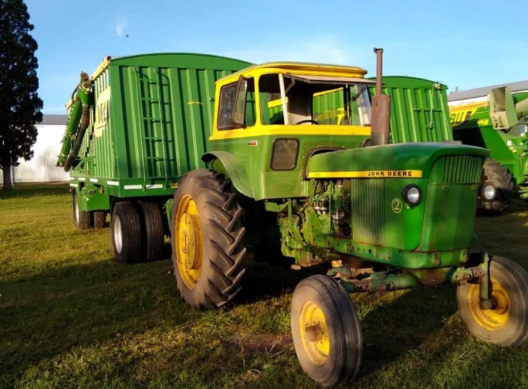 Tractor John Deere 2420, año 1