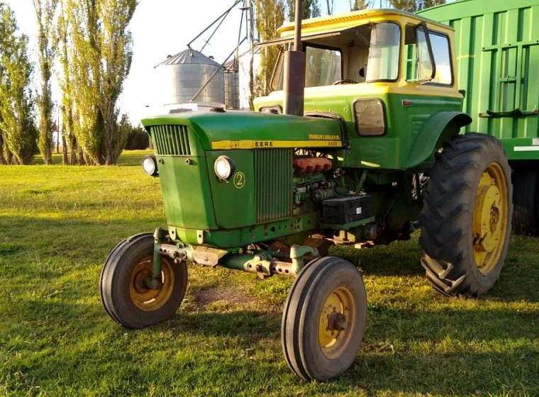 Tractor John Deere 2420, año 1