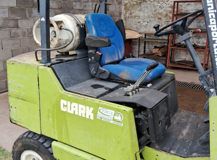 Maquinaria vial Clark 2,5 tn, año 1