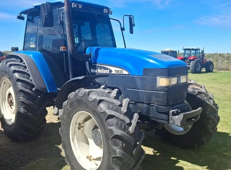 Tractor New Holland TM135, año 2004