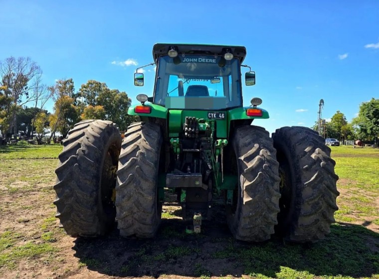 Tractor John Deere 7210J, año 2013
