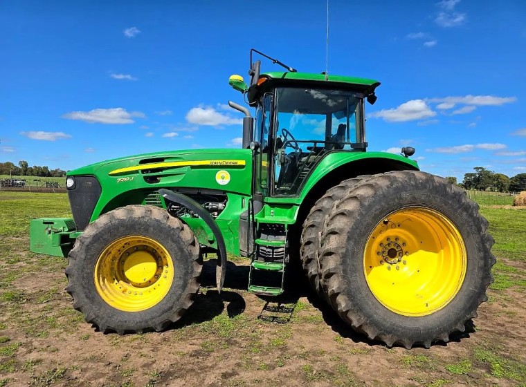 Tractor John Deere 7210J, año 2013
