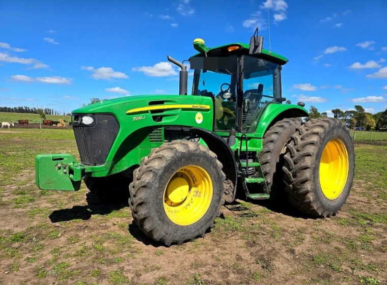 Tractor John Deere 7210J, año 2013