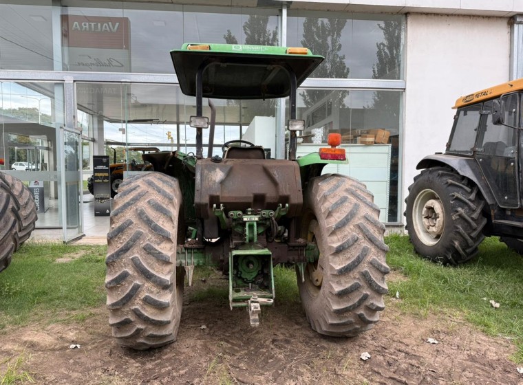 Tractor John Deere 5705, año 1