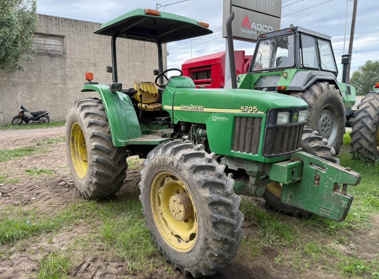 Tractor John Deere 5705, año 1