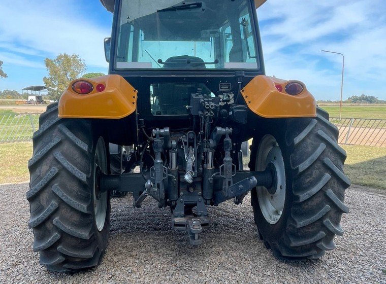 Tractor Valtra A990, año 1